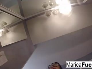 Marica hase v erotično zapeljivo masturbira v na ogledalo