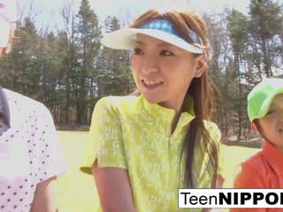 Gražu azijietiškas paauglys merginos žaisti a žaidimas apie nusirengti golfas: hd seksas video 0e
