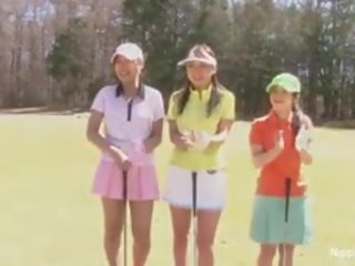 Kauniita aasialaiset teinit tytöt pelata a peliä of kaistale golfia
