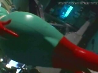 Dobře známý japonská zdravotní sestra milks bodnutí v červený latexové rukavice