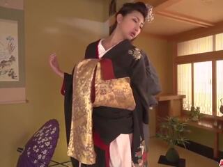 Nemfomanyak alır aşağı onu kimono için bir büyük floppi göğüsler: ücretsiz kaza erişkin film 9f