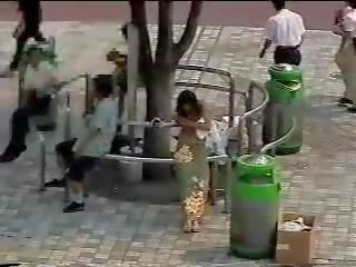 متغير في ال شارع - اليابانية شاب سيدة في جمهور الأول جزء
