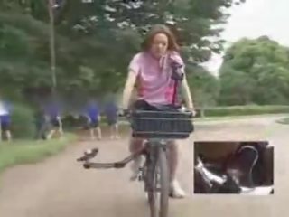 Warga jepun perempuan simpanan masturbated manakala menunggang yang specially modified xxx filem vid basikal!