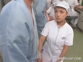 Sporco asiatico infermiera sfregamento suo pazienti affamata putz