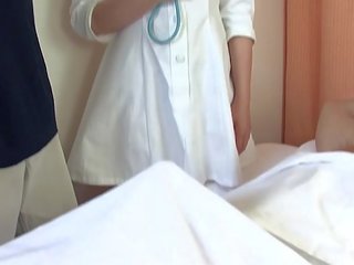 Ázijské healer fucks dva chlapíci v the nemocnica